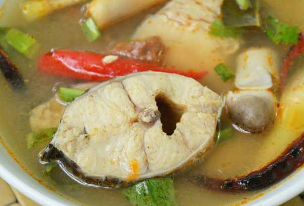 cara-membuat-ikan-rebus-kuah-asam-segar-dan-gurih