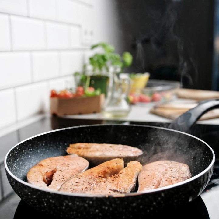 Bahaya Memenuhi Wajan Saat Memasak Agar Makanan Matang Sempurna