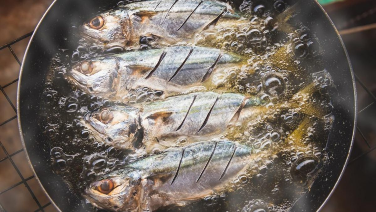 Tips Menggoreng Ikan Agar Tetap Utuh Dan Tidak Lengket