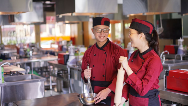 Cicipi di akhir proses kuliner modern restoran terkini